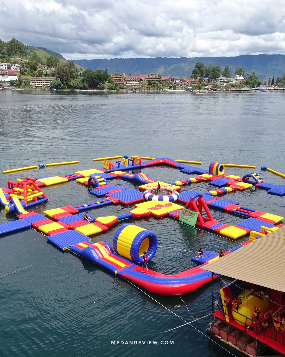 Arena Bermain Super 9 Water Fun Lake Toba