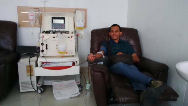 Suryadi saat donor darah apheresis