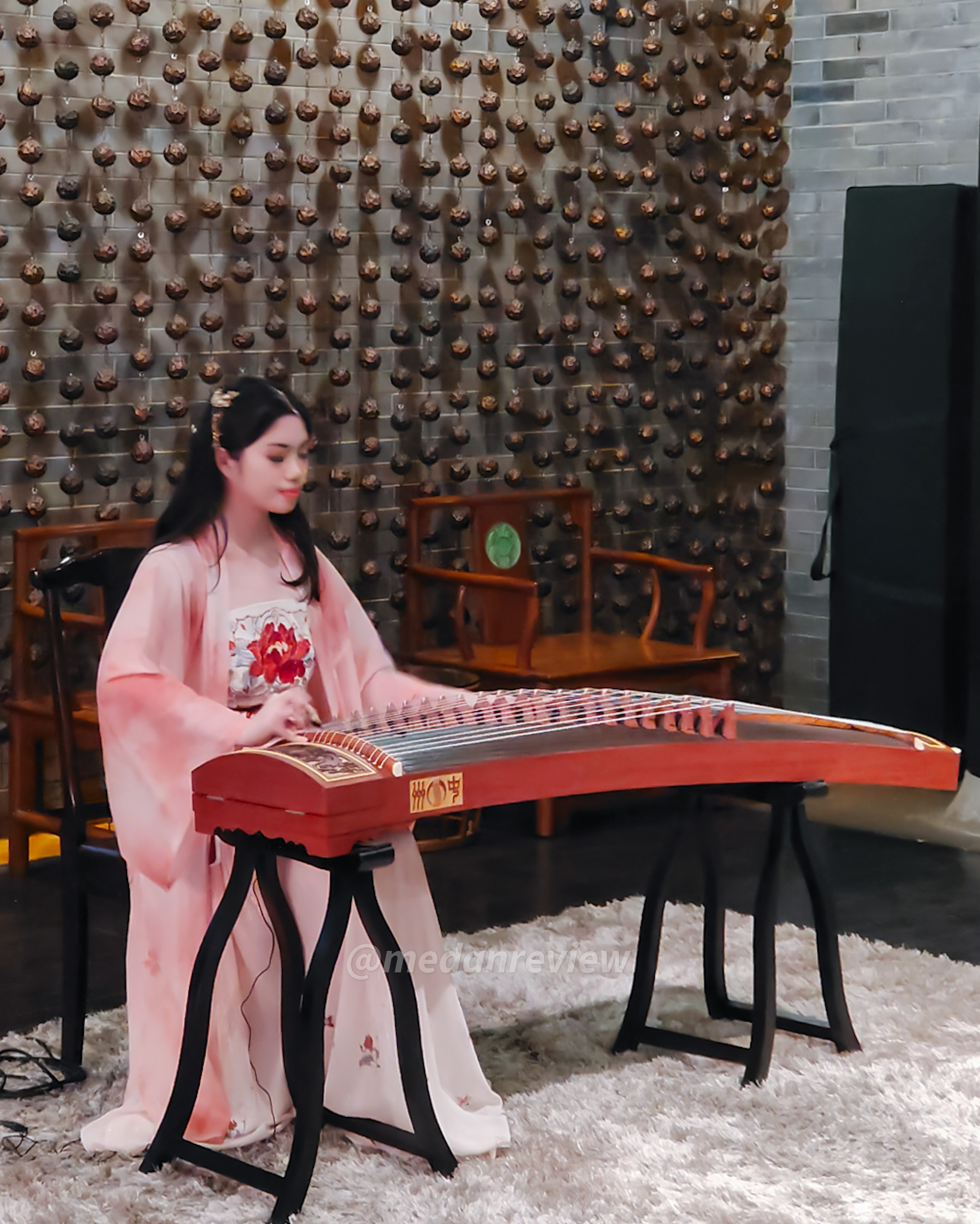 Alunan Musik Tradisional Tiongkok menggunakan Guzheng