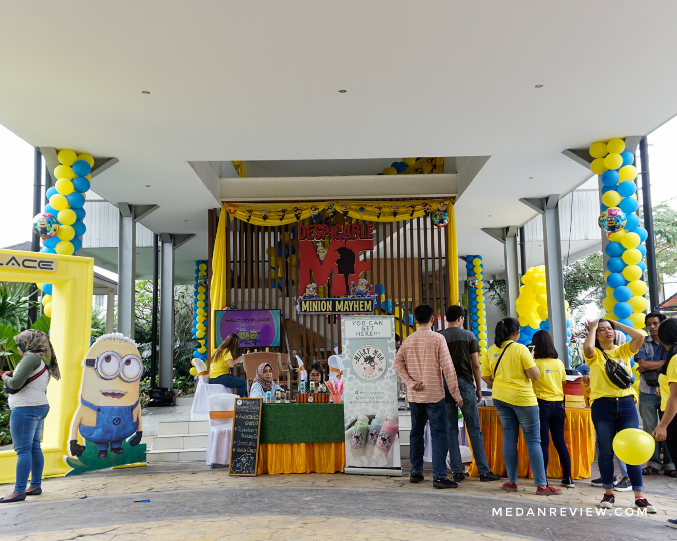 Tema Minions Menyambut Pengunjung