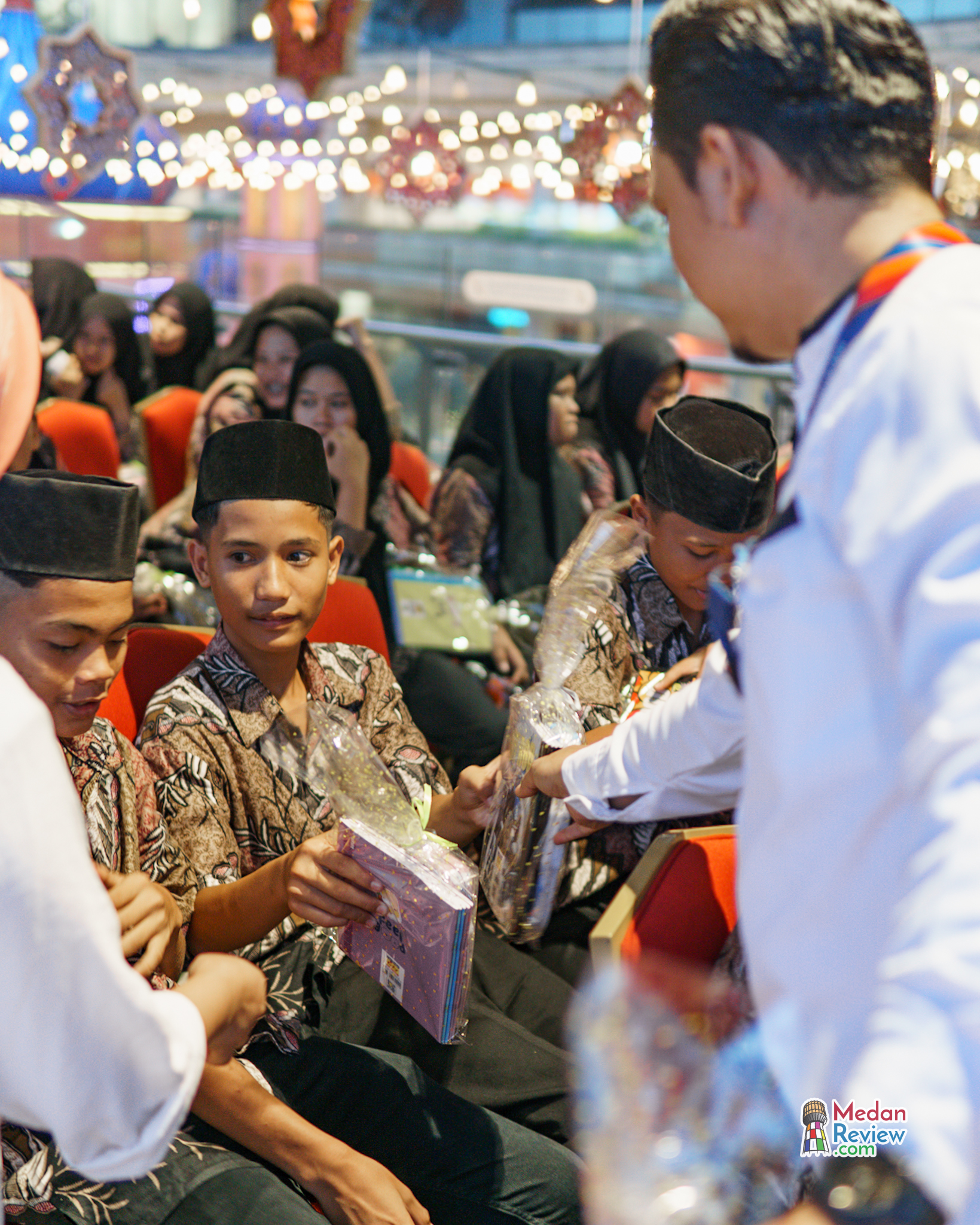 Penyerahan Bingkisan Kepada Anak Yatim & Panti Asuhan