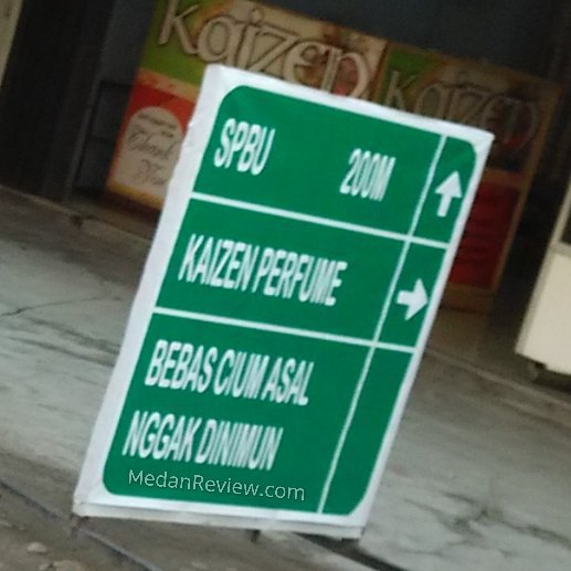 Bebas Cium Asal Nggak .... Ada yang aneh dengan banner reklame toko parfum ini, ada yang tahu ?